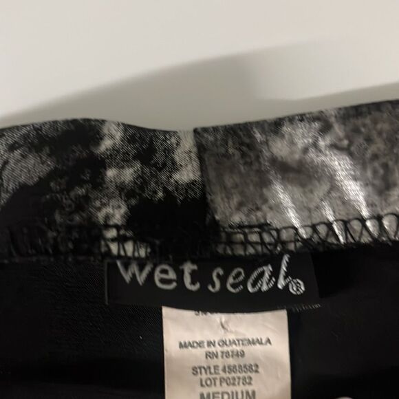 3 FOR $15 🙌🏼 Wet seal sexy medium mini skirt gray white print black lace inserts - Picture 6 of 8